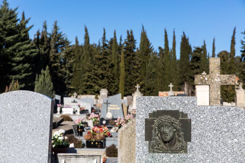 Pompes Funèbres à Rognes organisation d'obsèques inhumation à Rognes Pompes Funèbres du Grand Saint-Jean